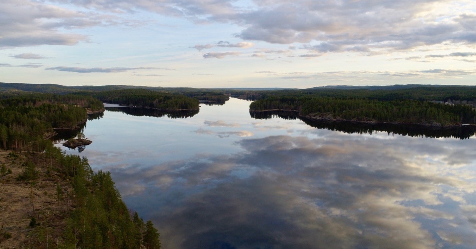 Dronefoto over innsjøen Setten Galleribilde