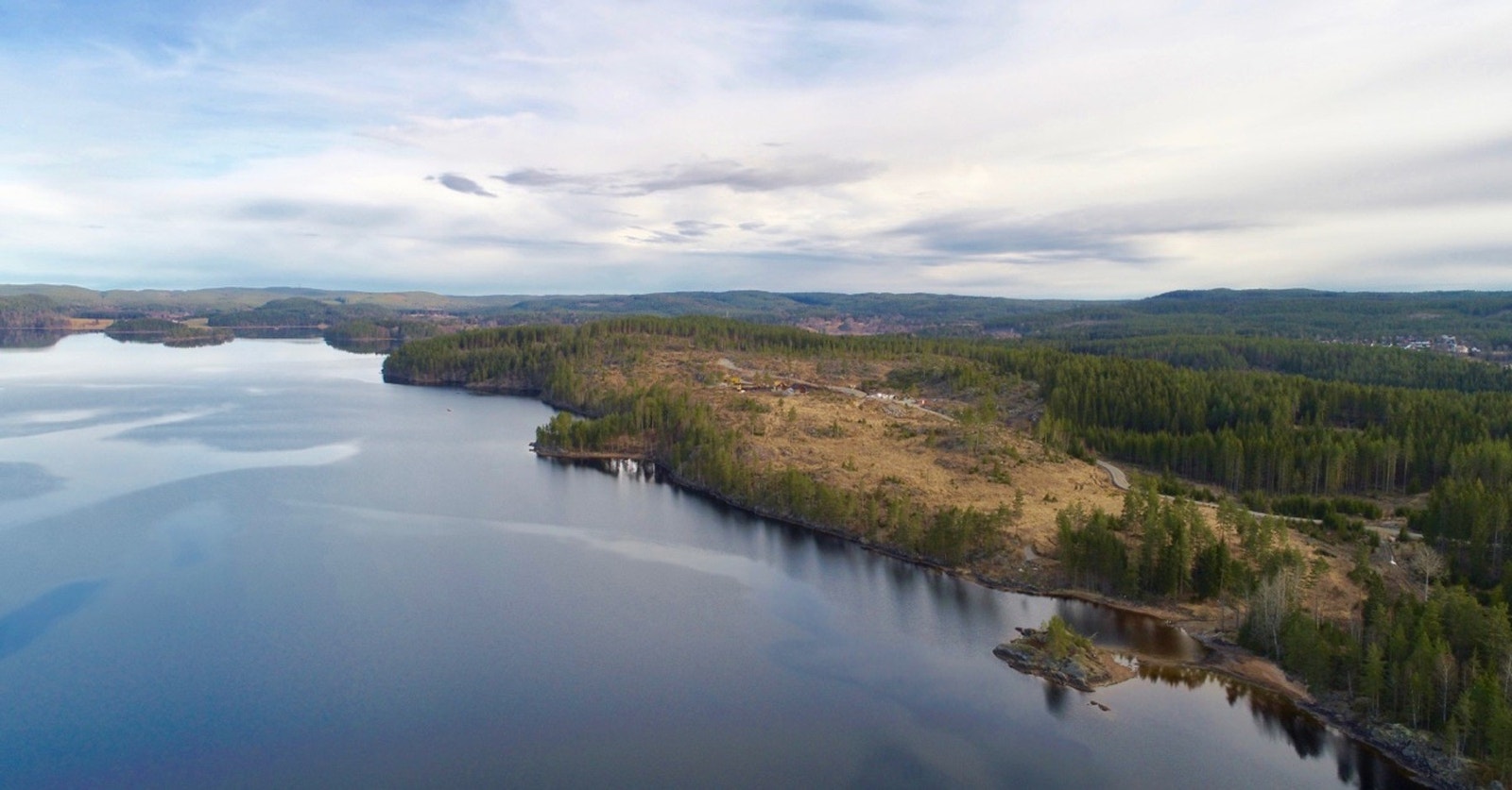 Dronefoto over tomteområdet og innsjøen Setten Galleribilde