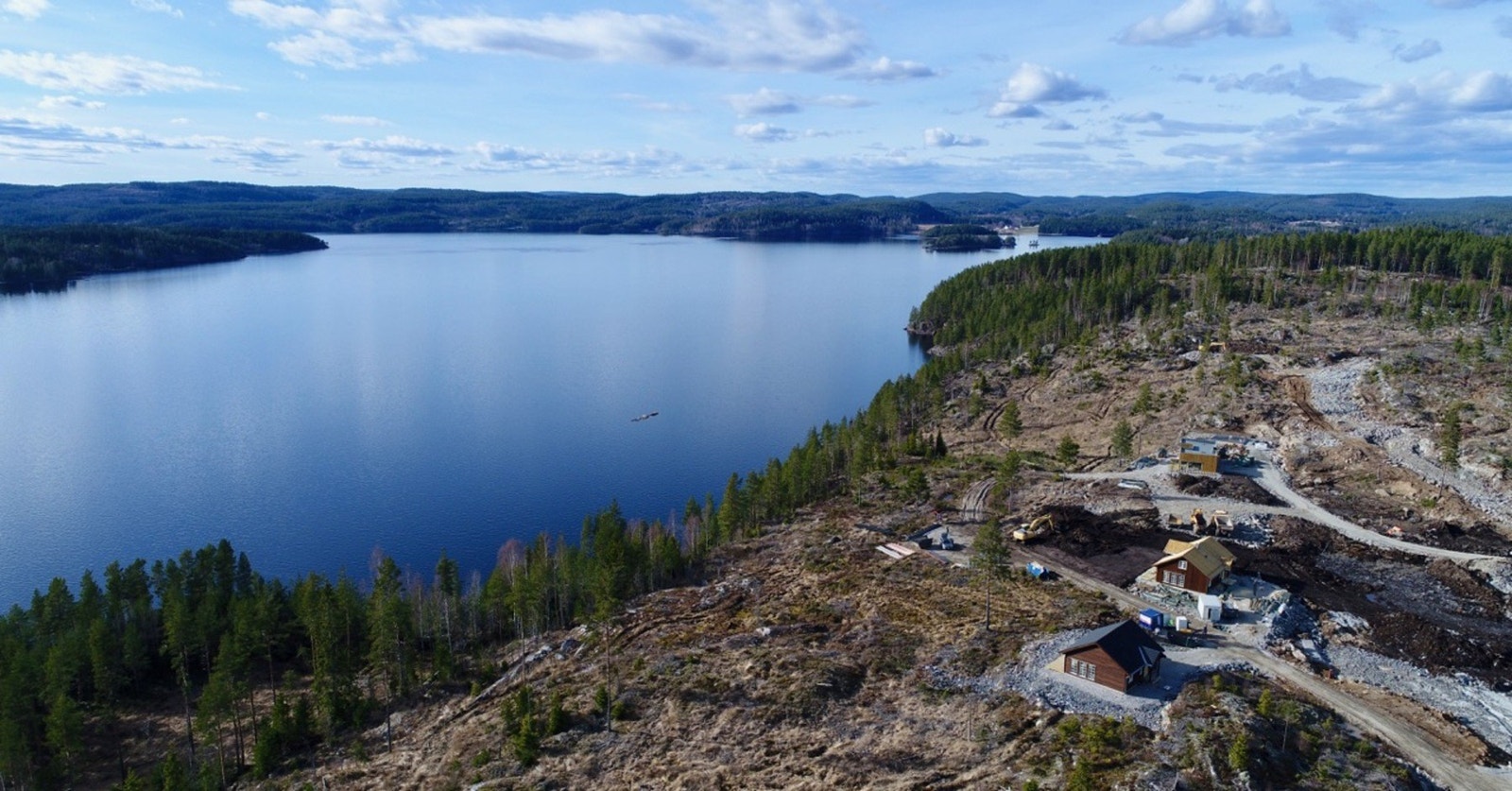 Dronefoto over tomteområdet og innsjøen Setten Galleribilde