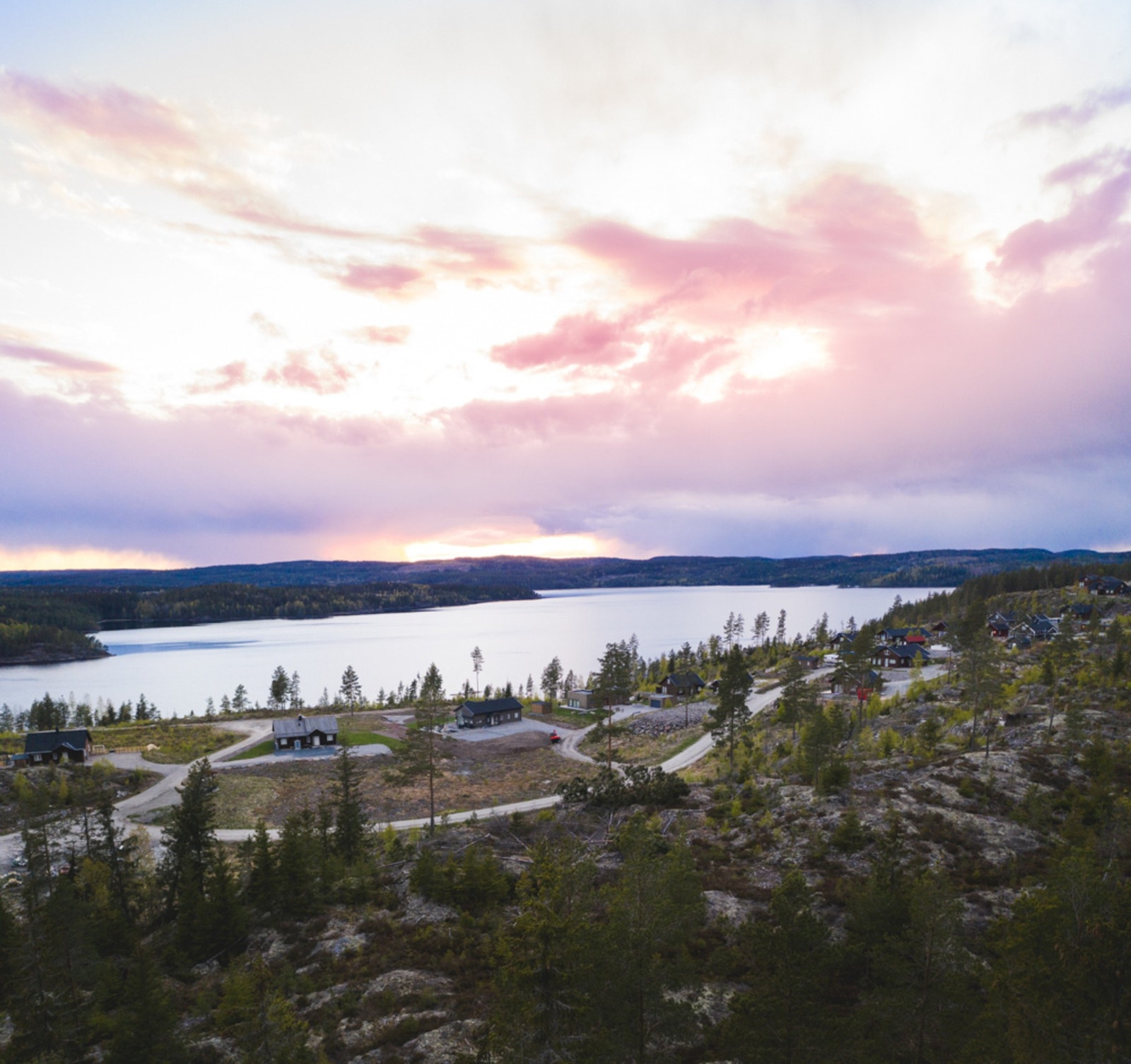 Dronefoto over tomteområdet og innsjøen Setten Galleribilde