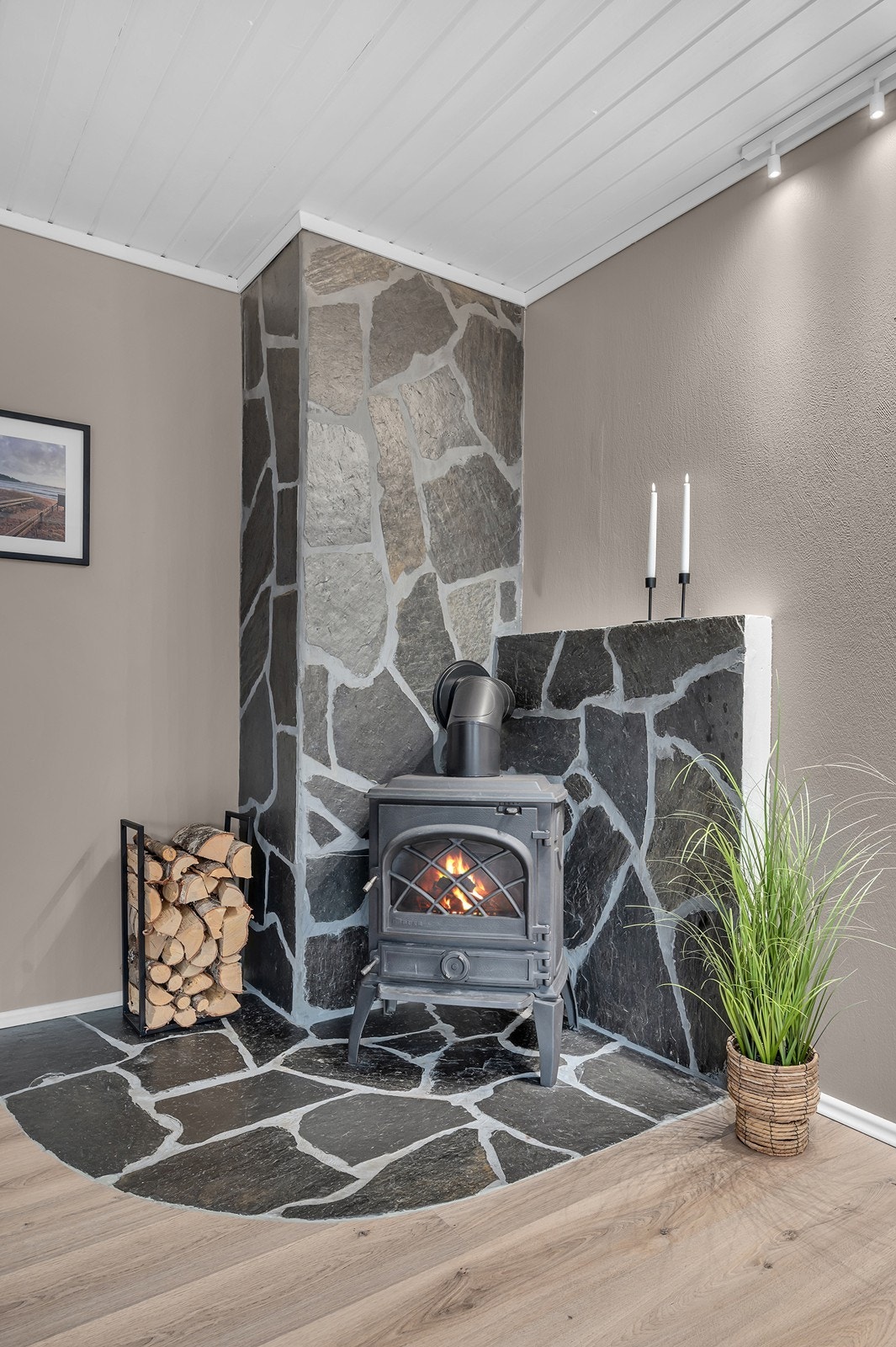 Vedovn kan brukes til kveldskos eller regelmessig oppvarming. Varmekabler i mange rom i tillegg. Galleribilde