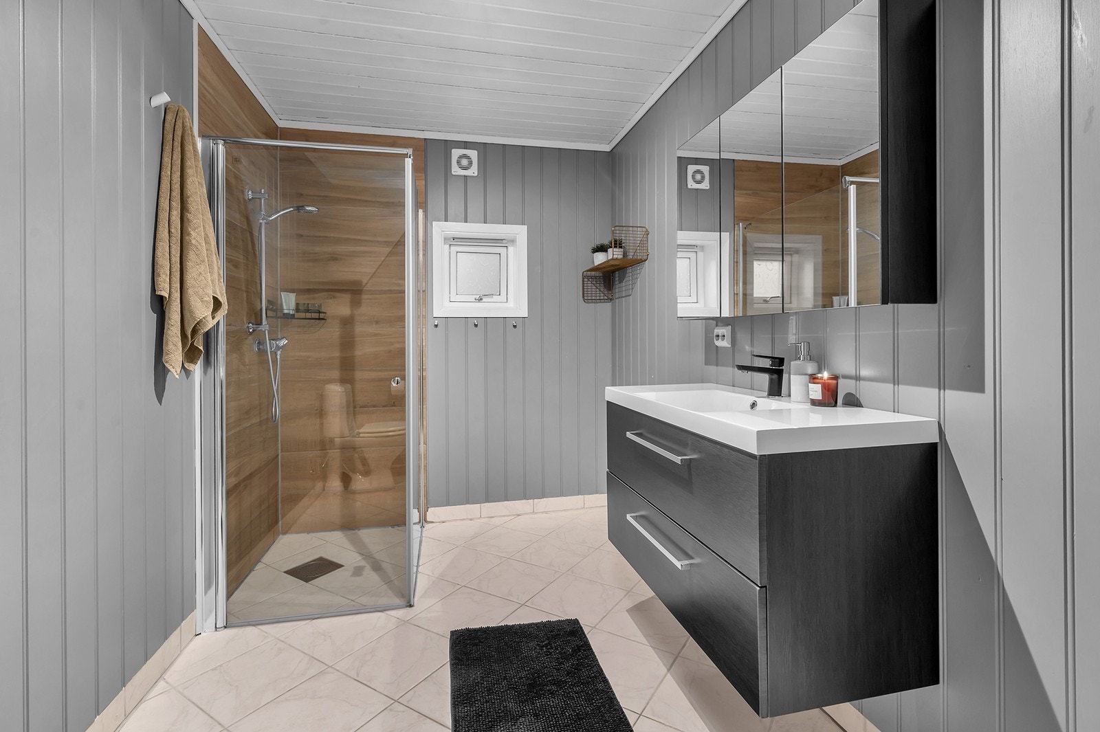 Bad med dusjnisje. Galleribilde