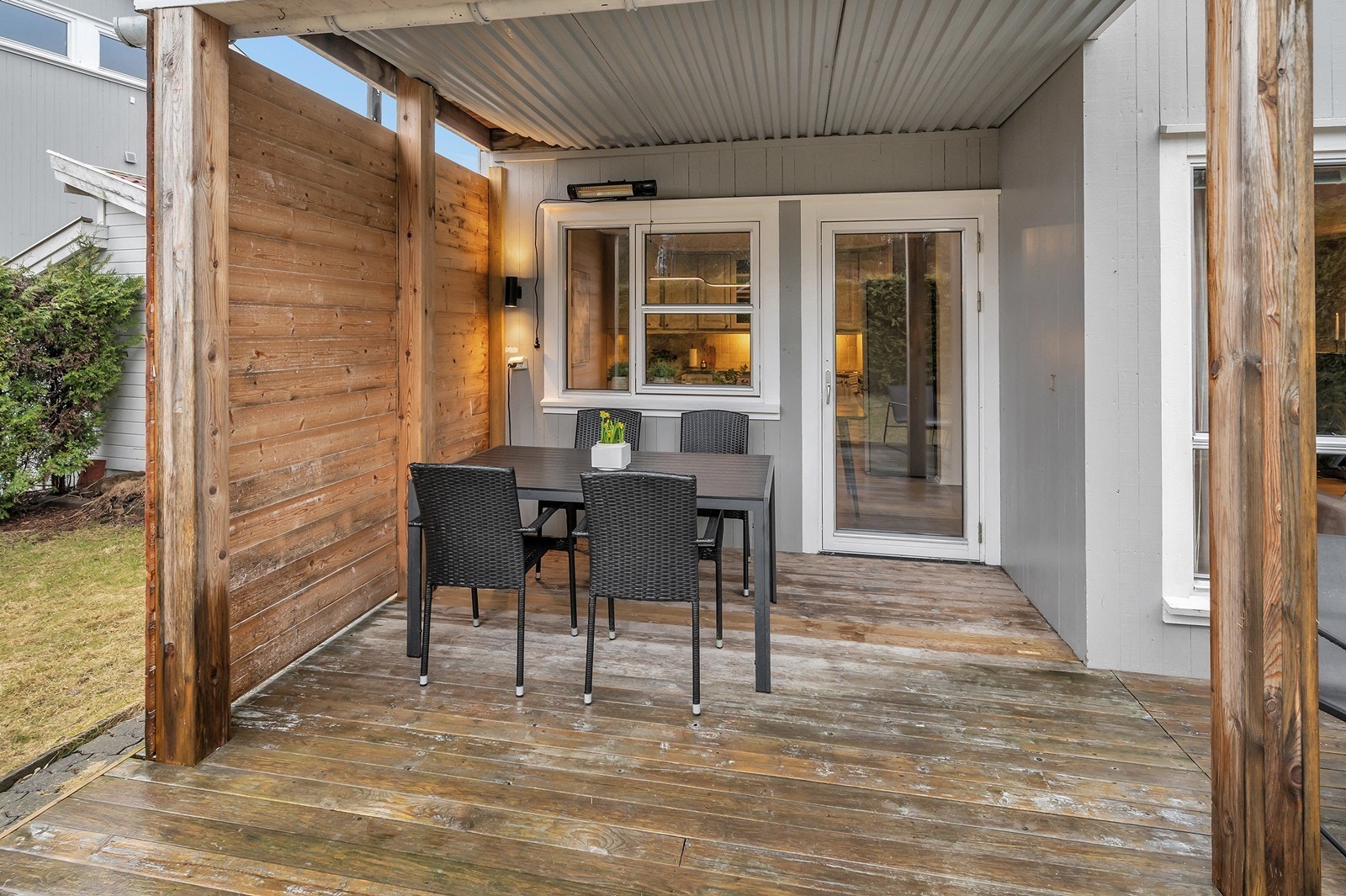 Romslig uteplass med gode muligheter for utekos i sommerhalvåret, eller morgenkaffe! Galleribilde