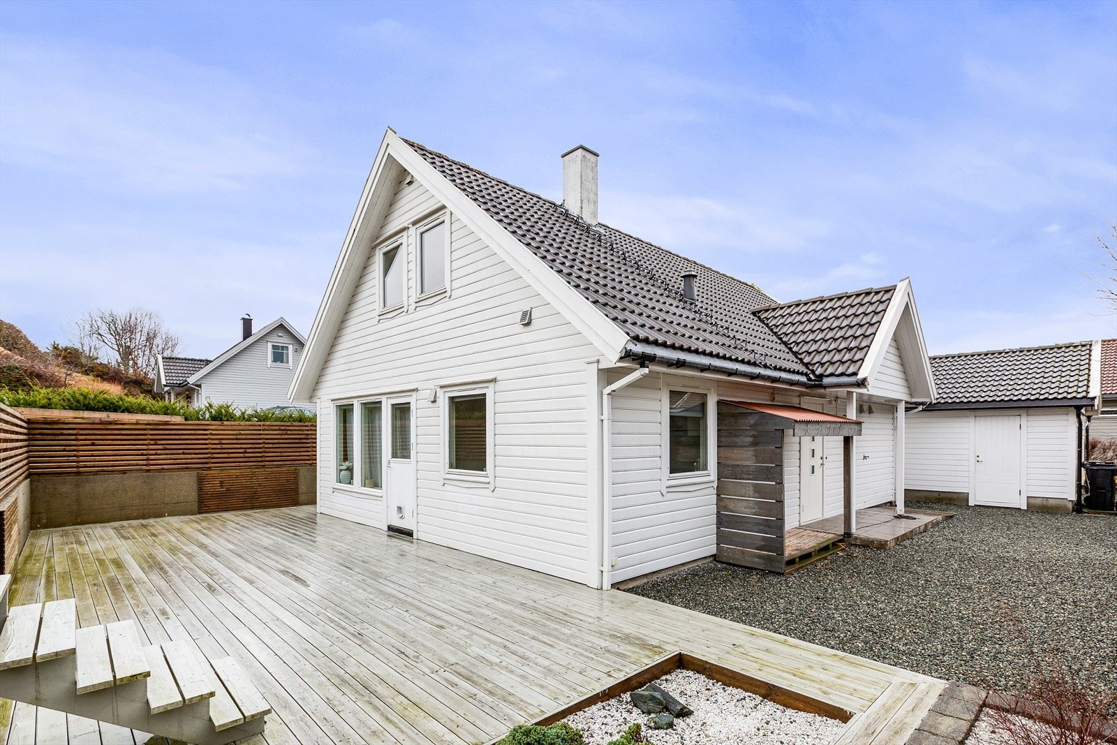 Opparbeidet uteområde. Her blir det fint til sommeren med utemøbler. Galleribilde