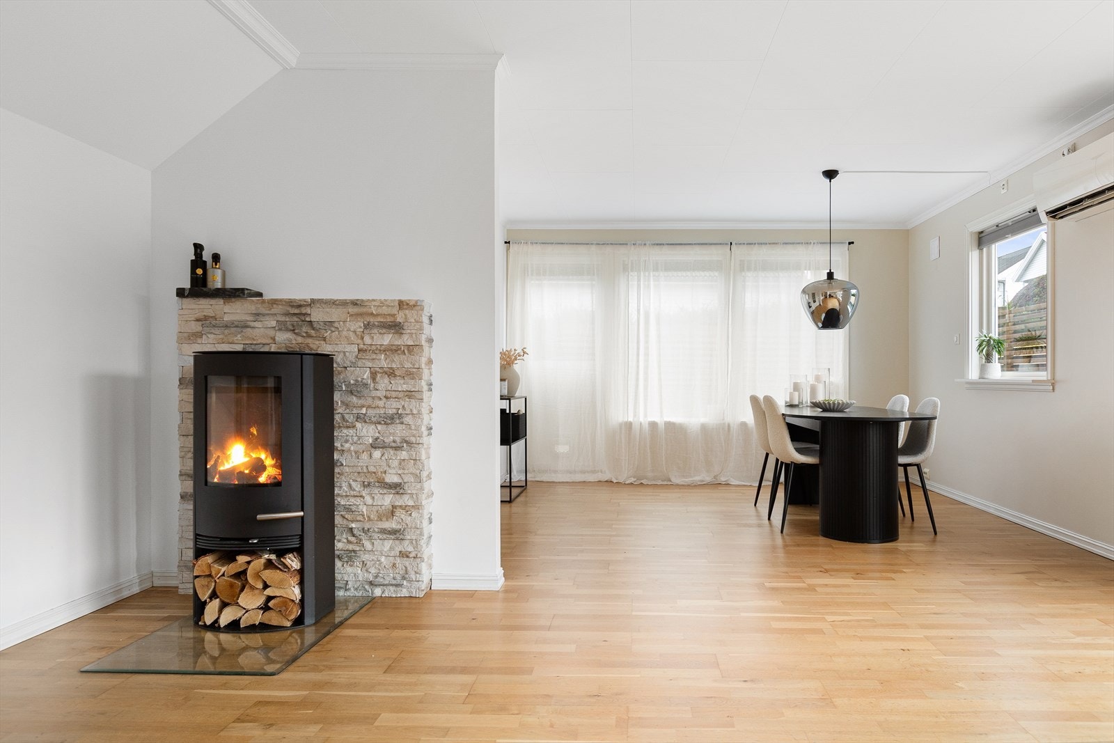 Stue med vedovn og varmepumpe. Galleribilde