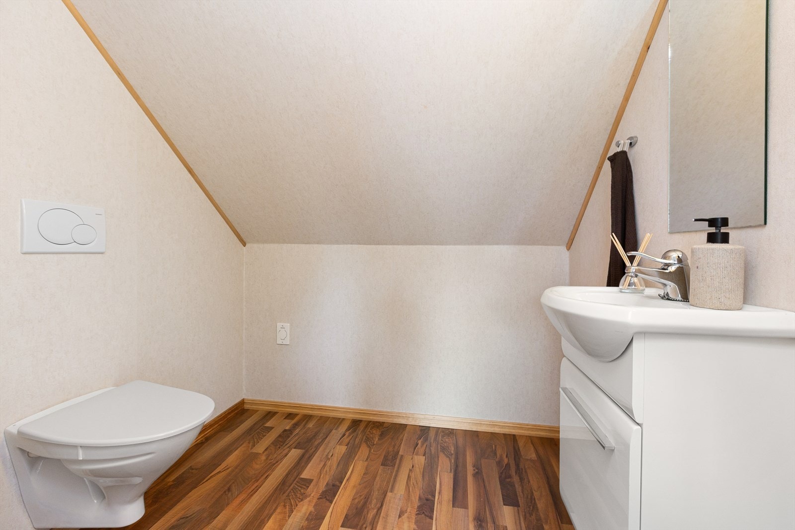 Praktisk med toalettrom i loftsetasjen. Galleribilde