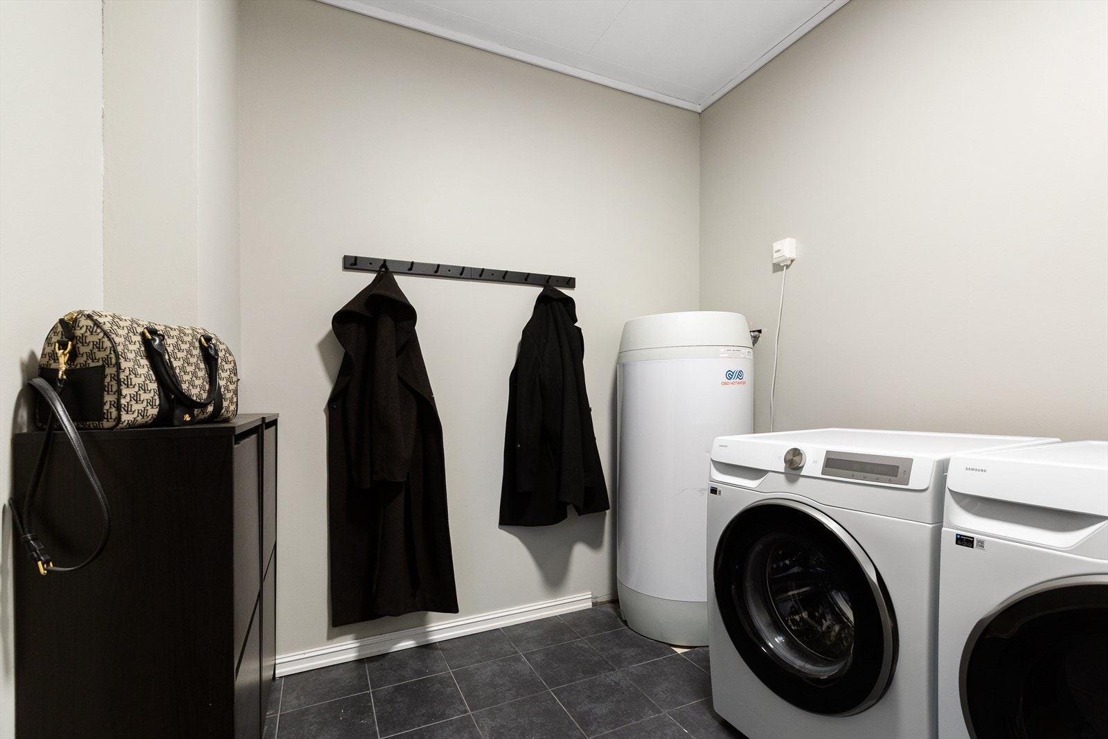 Praktisk vaskerom like ved inngangspartiet. Galleribilde