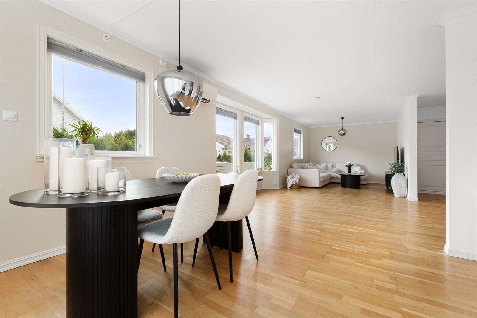 Lys og pen stue. Galleribilde