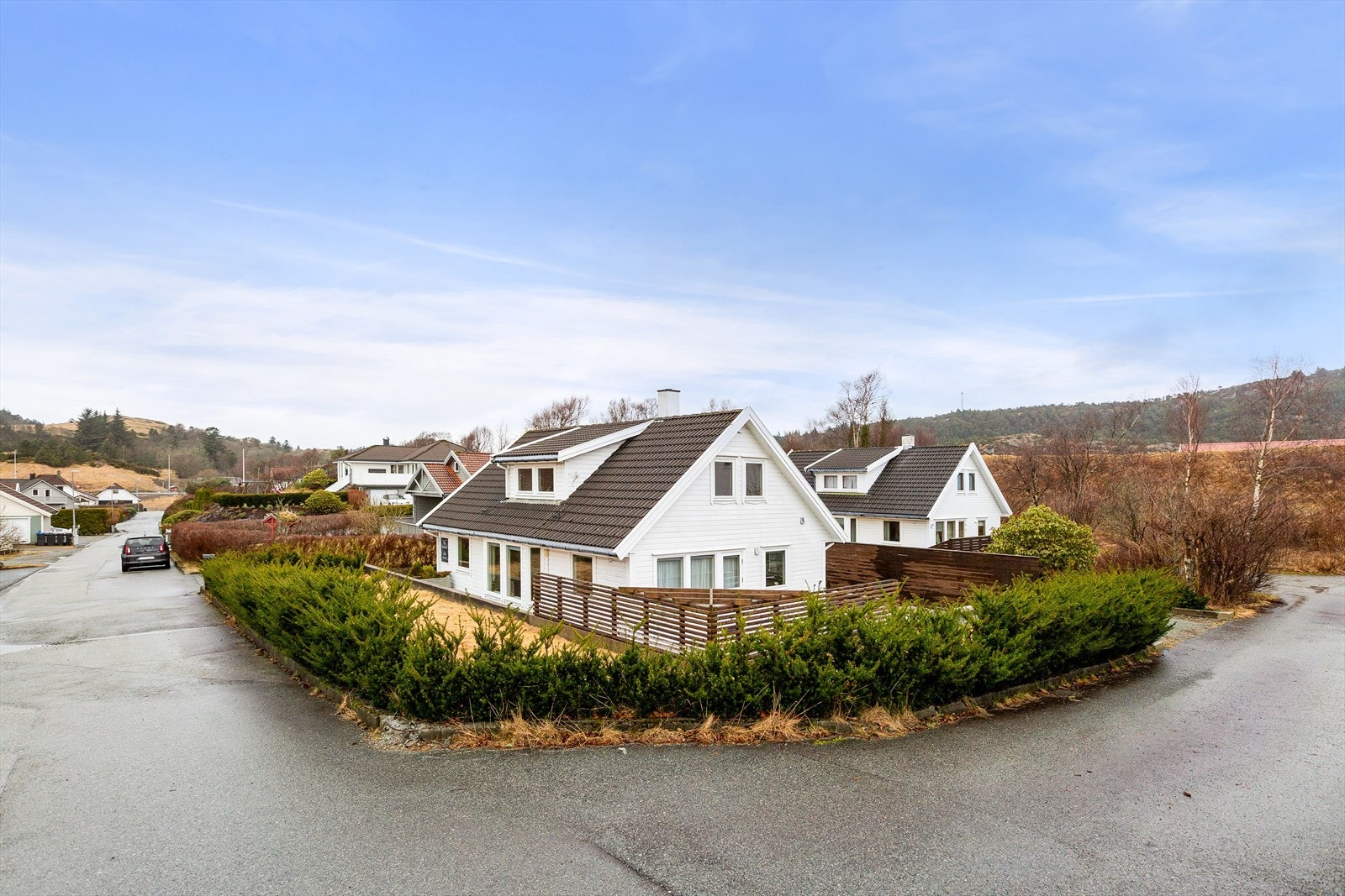 Tomten er pent opparbeidet med hage, hekk og terrasse. Galleribilde