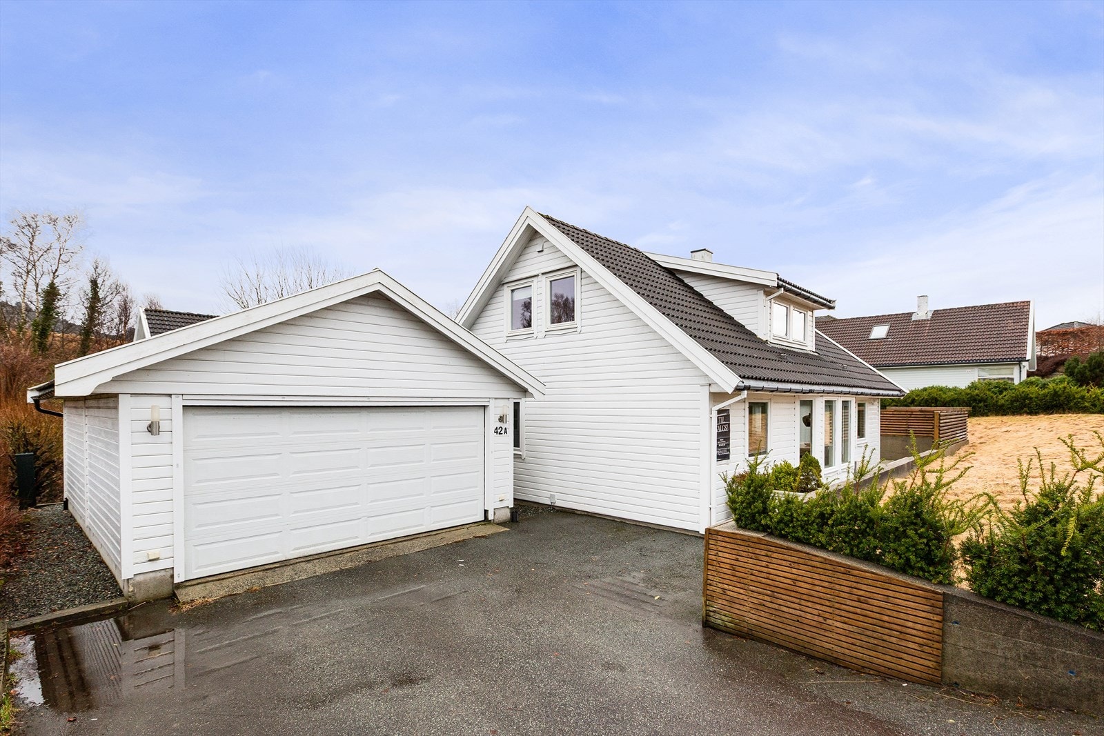 Enebolig som går over to plan med dobbel garasje. Galleribilde