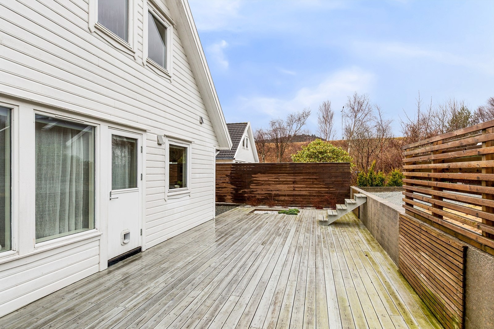 Hyggelig terrasse like utenfor stuen. Galleribilde