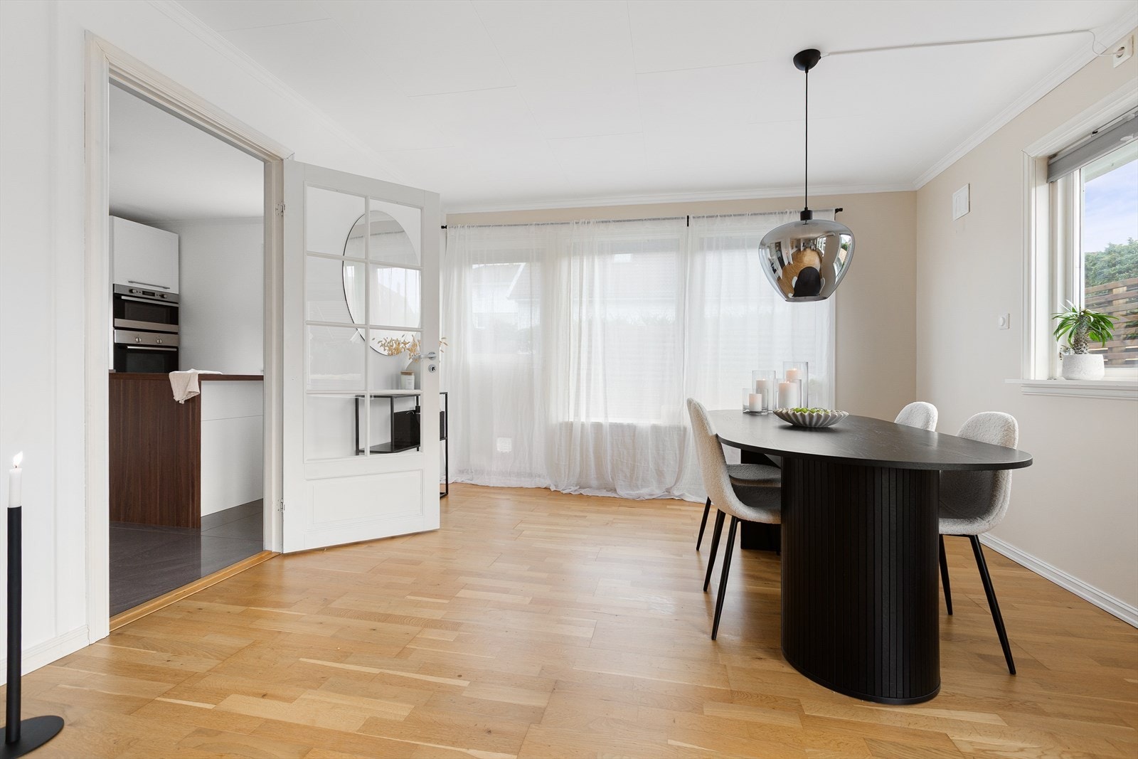 Spisestue i tilknytning til kjøkken. Galleribilde