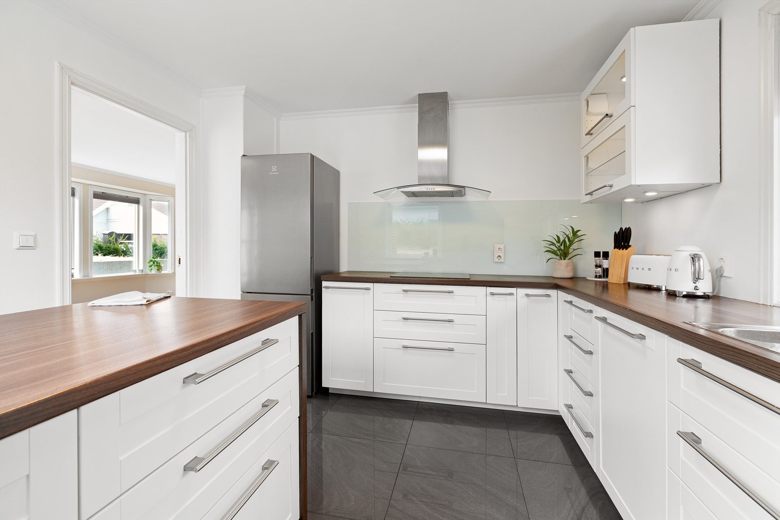 Her er det god skap- og benkeplass. Galleribilde