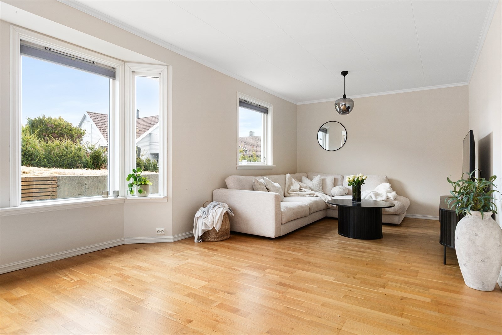 Stue med plass til sofakrok. Her er det også muligheter for å bygge til et ekstra soverom om ønskelig. Galleribilde