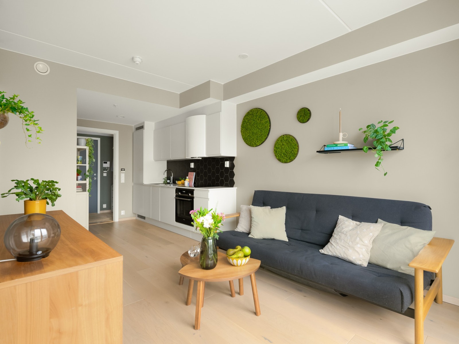 Stuen og kjøkken henger sammen i en praktisk åpen løsning. Galleribilde