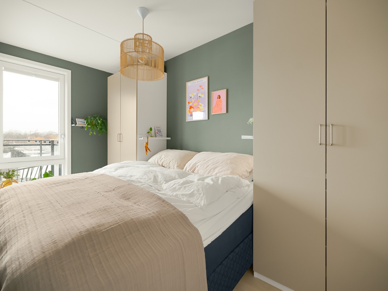 Det er romslig, med plass til dobbeltseng og garderobeskap på hver side. Galleribilde