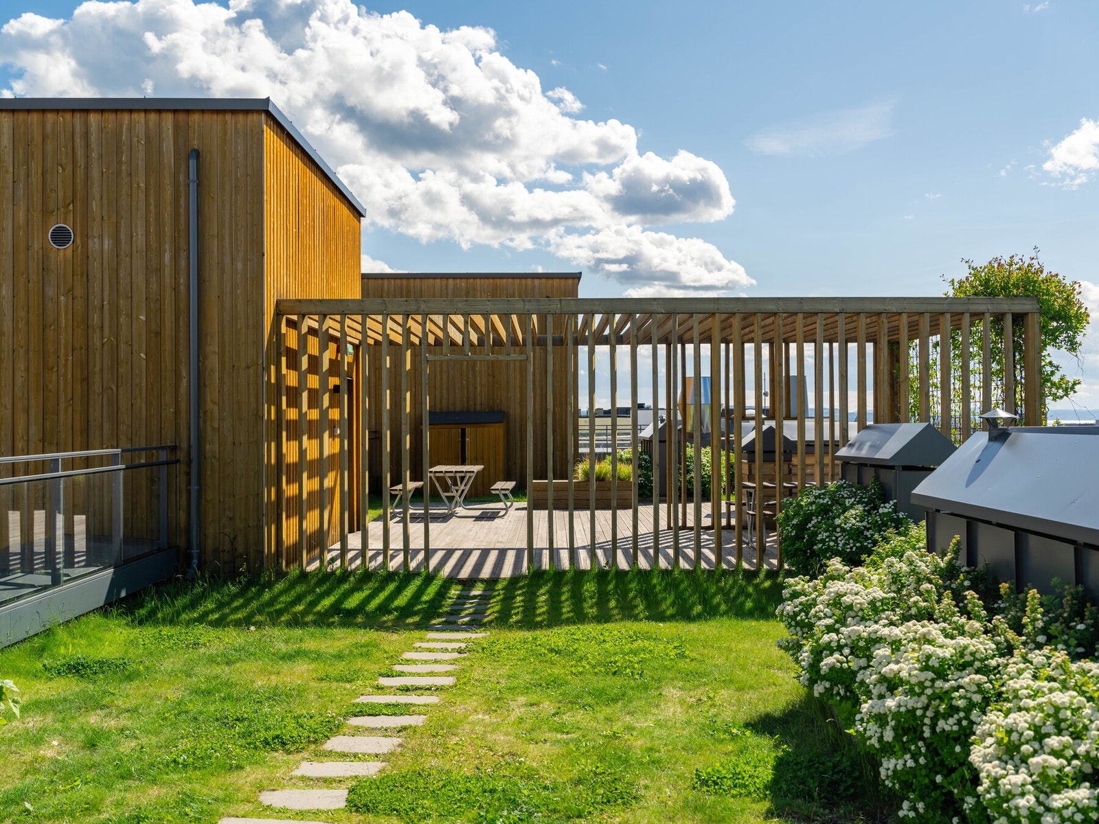 Ved å ta heisen til øverste etasje, kommer du til denne nydelige takterrassen. Galleribilde