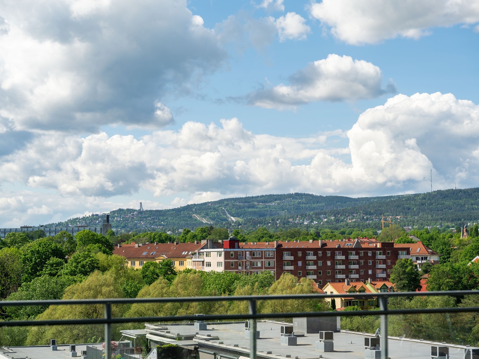 Utsikten strekker seg helt til toppen av Holmenkollen. Kollen ser du også fra balkongen din. Galleribilde
