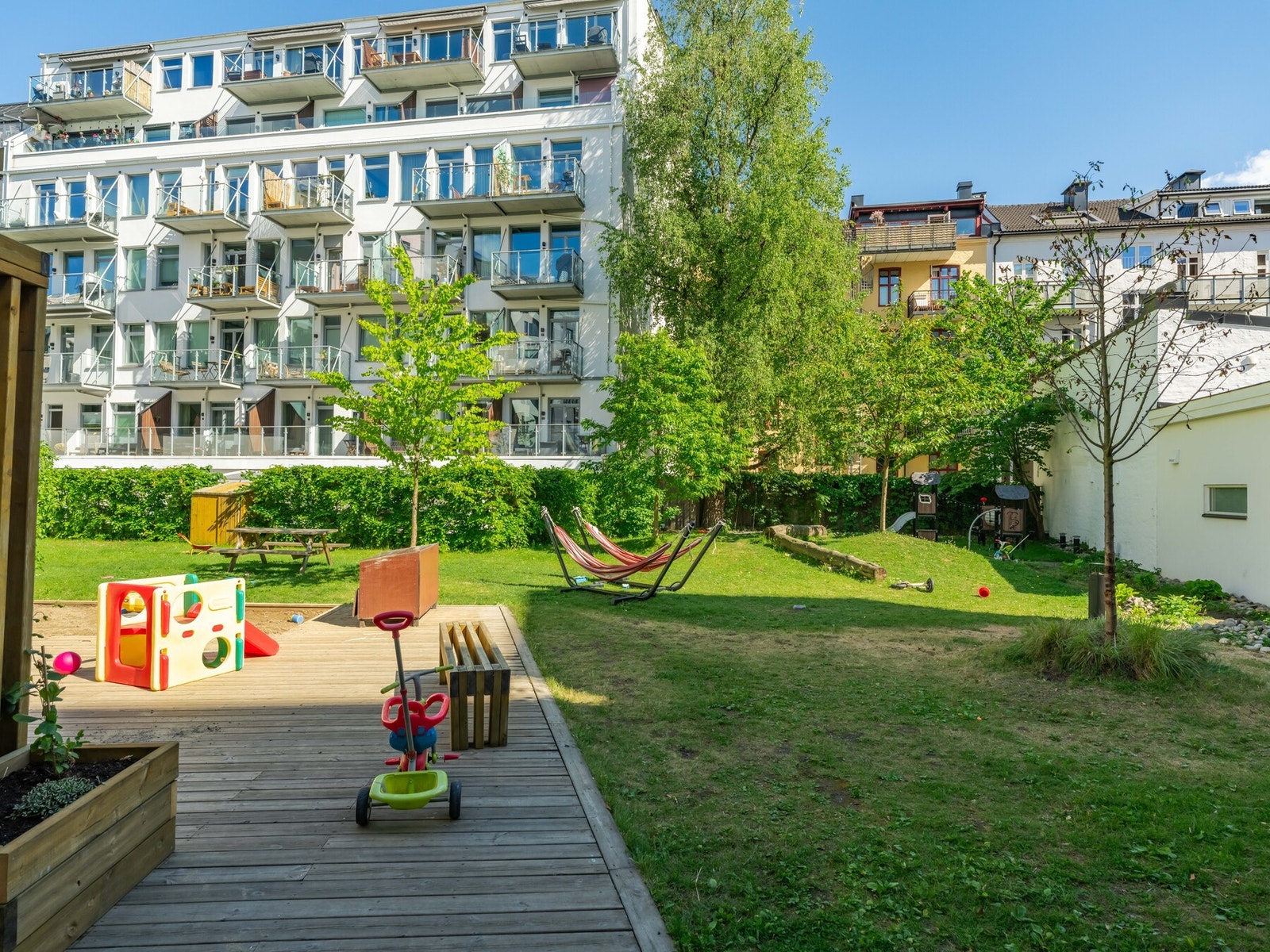 Her kan du nyte sommeren fra hengekøyen mens barna leker. Galleribilde