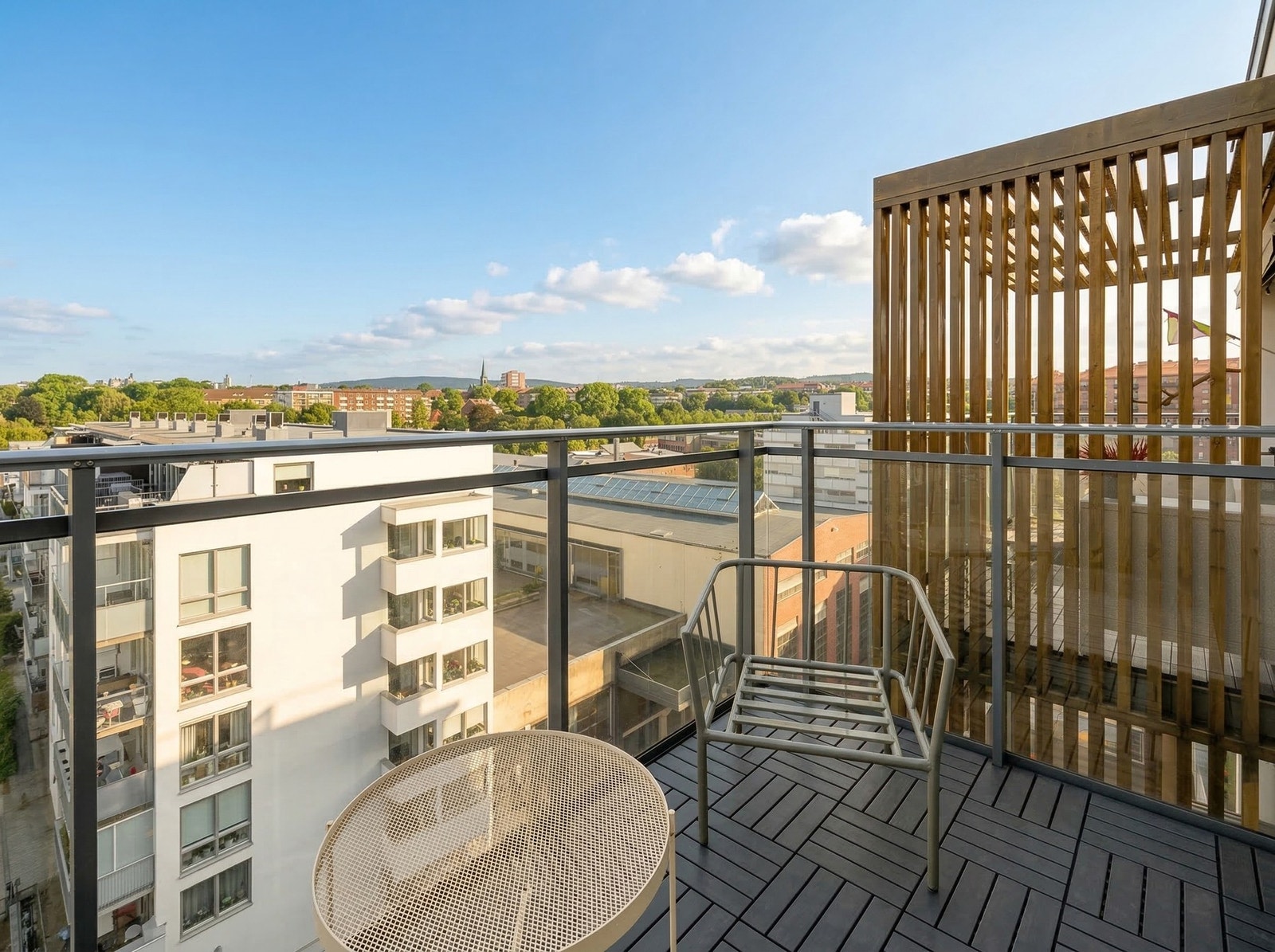 I tillegg til gjennomgående standard fra 2020, kan du nyte lange soldager på den vestvendte balkongen.
Bildet er redigert med KI for å illustrere sommerforhold. Avvik kan forekomme. Galleribilde