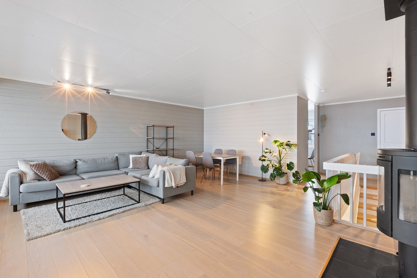 Det er direkte utgang til balkong fra stuen Galleribilde