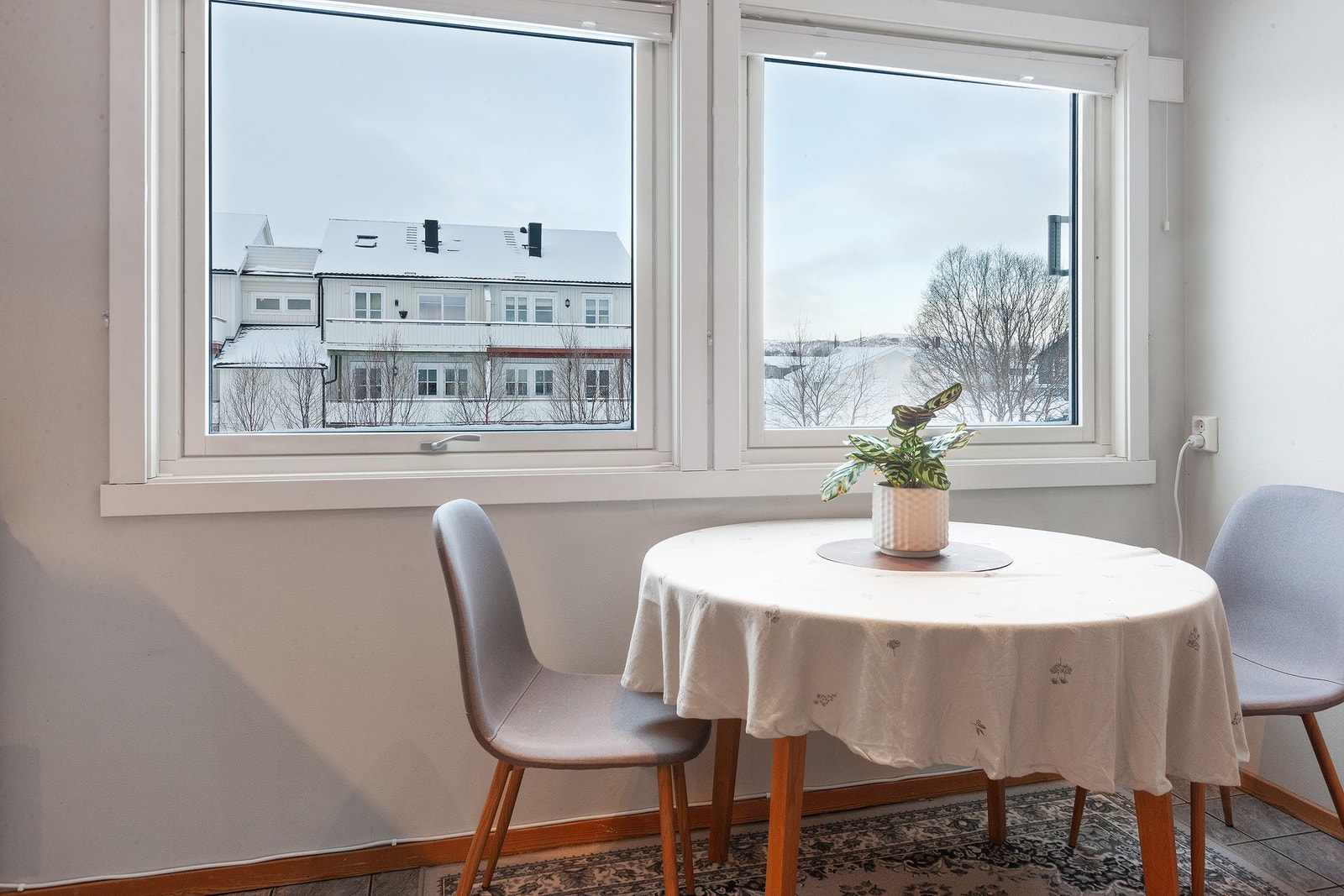 Det er plass til et spisebord på kjøkkenet Galleribilde