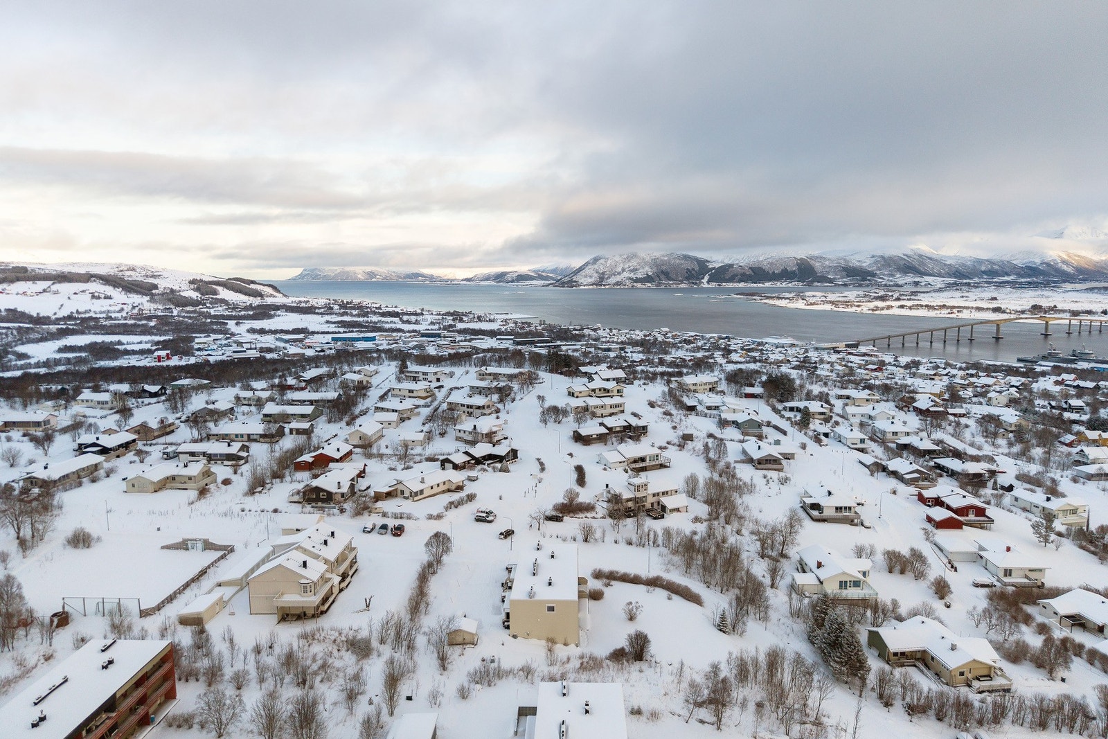 Dronebilde som viser nærområdet og de fine omgivelsene. Galleribilde
