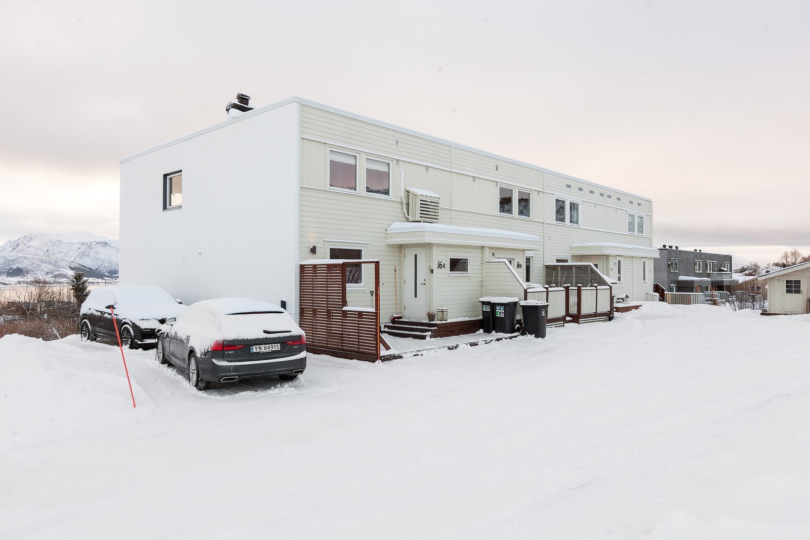 Boligen ligger i rekke sammen med 3 andre boliger Galleribilde