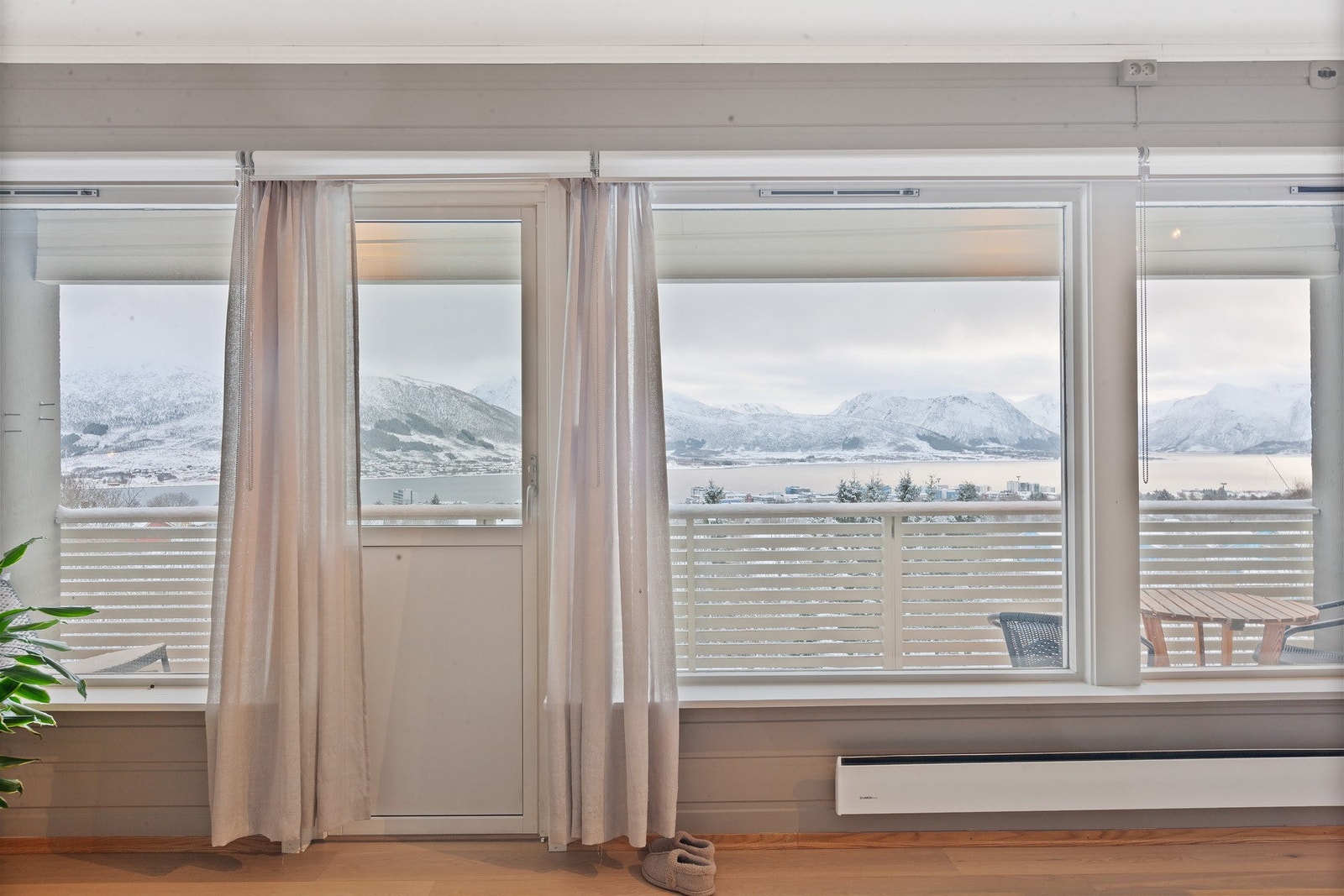 Fra stuen har man en nydelig utsikt mot Sortlandssundet og de omkringliggende fjellene Galleribilde