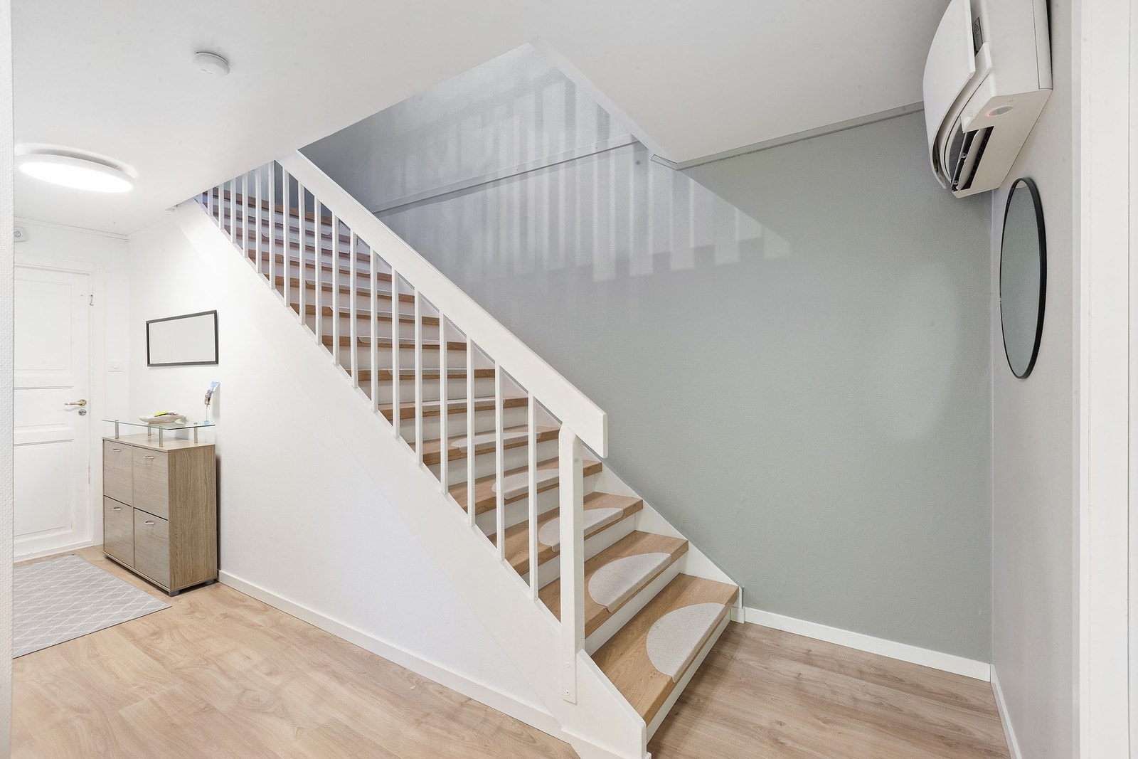 Fra stue og kjøkken i 3.etasje kommer vi til boligen 2.etasje Galleribilde