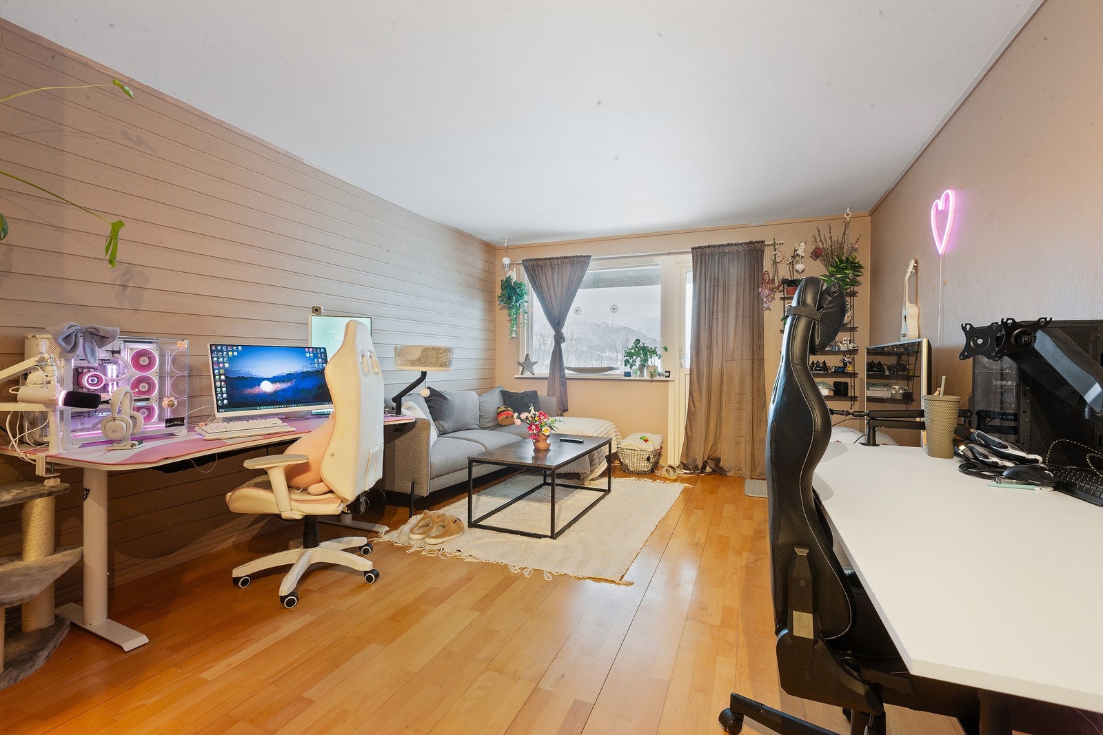 Stue og kjøkken har en åpen og innbydende løsning som gir en god romfølelse Galleribilde