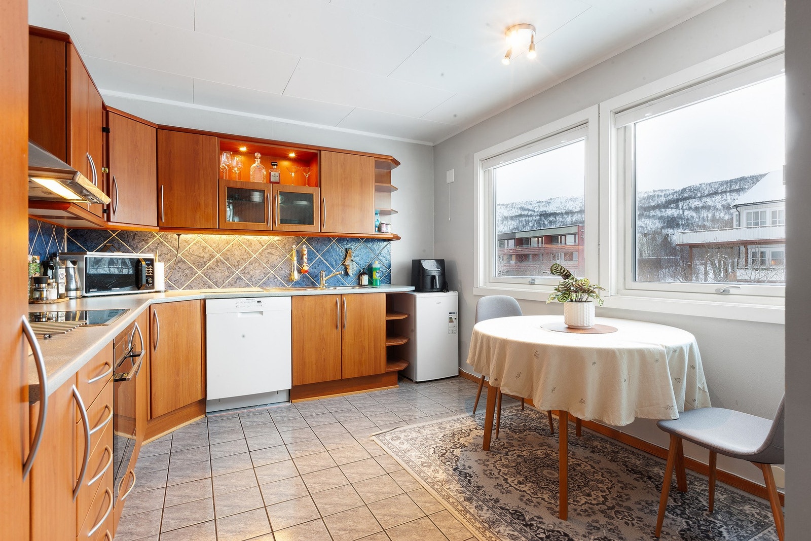 Kjøkkenet har godt med skap- og oppbevaringsplass Galleribilde