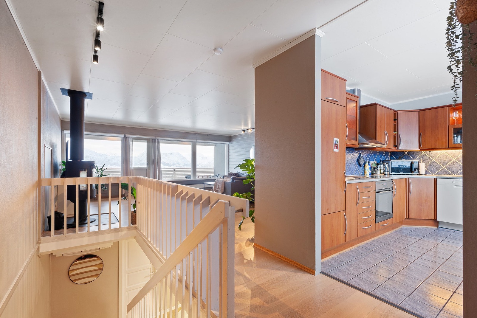 Kjøkkenet ligger i praktisk tilknytning til stuen Galleribilde