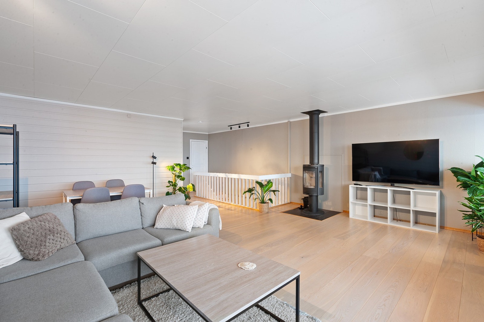 I stuen har man vedovn som varmer godt på kalde dager Galleribilde