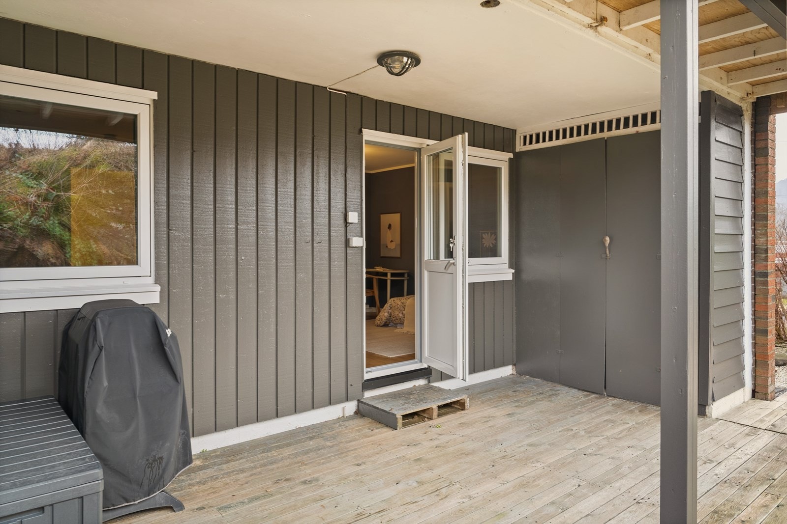 Her får du rikelig med boltreplass, og i tillegg disponerer boligen to eksterne boder som gir gode oppbevaringsmuligheter. Galleribilde