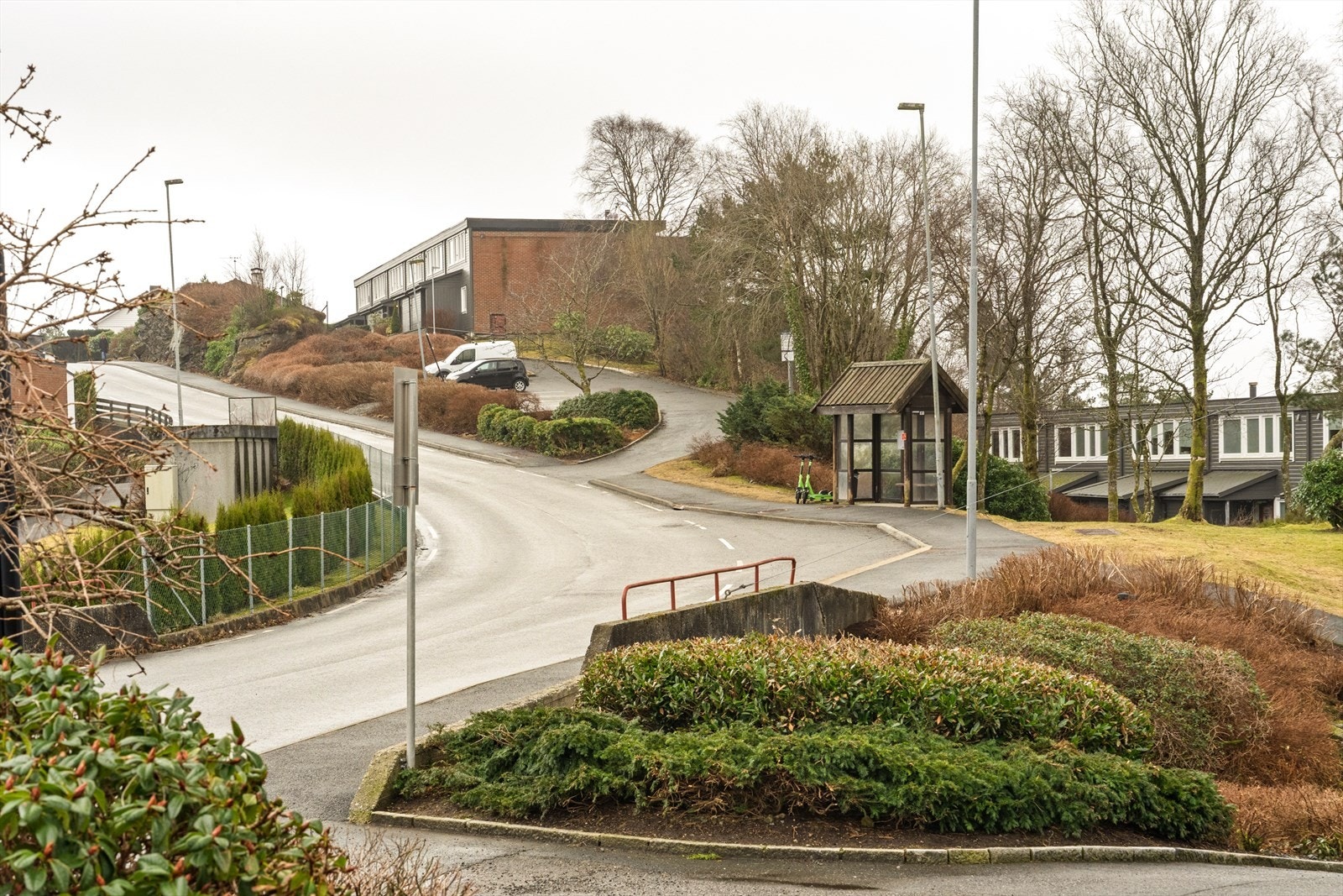 Fra Storaholtet busstopp er det enkel adkomst til Loddefjord terminal. Galleribilde