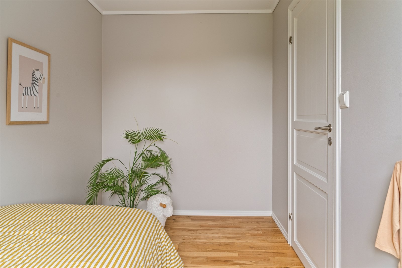 Her er det god plass til seng, kommode og garderobeløsning etter eget ønske. Galleribilde