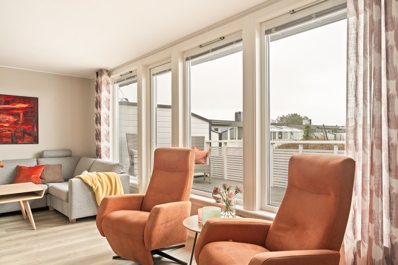 Store vindusflater slipper inn rikelig med naturlig lys og gir en lys og luftig romfølelse. Galleribilde