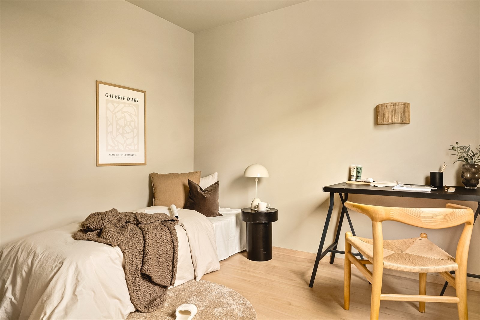 Soverommet i hovedetasjen måler 7,8 kvadratmeter. Det er god plass å innrede etter eget ønske. Galleribilde