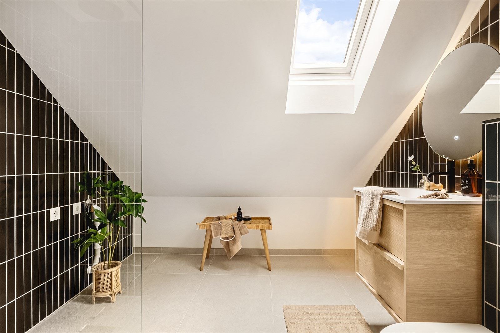 Badet på loftet har også nydelige materialvalg og varme i gulv. Her er det også opplegg for vaskemaskin og tørketrommel. Galleribilde