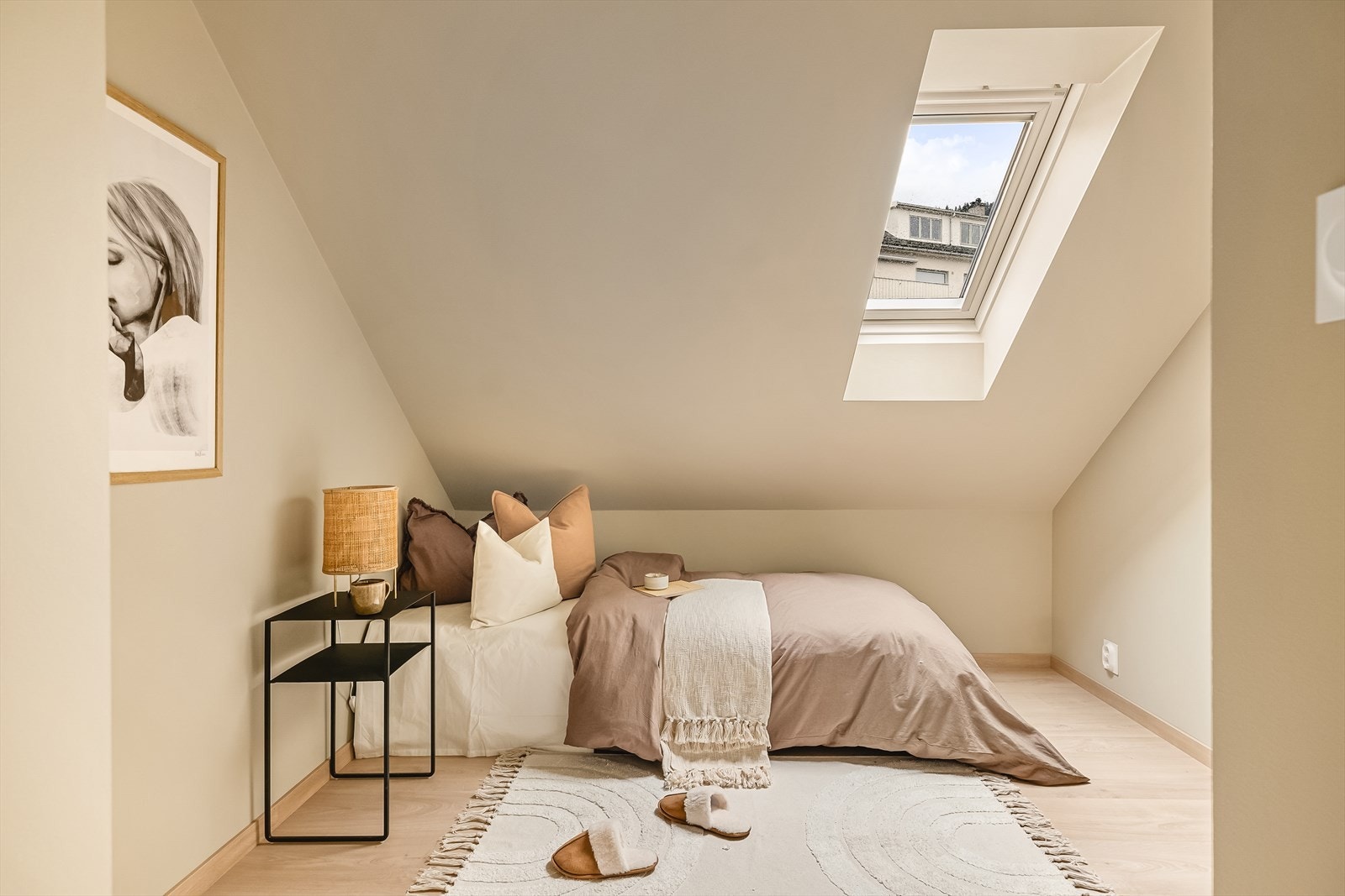 Det gjøres oppmerksom på at dette soverommet ikke er godkjent for varig opphold da det ikke er definert i byggetegninger tilsendt fra kommunen. Galleribilde