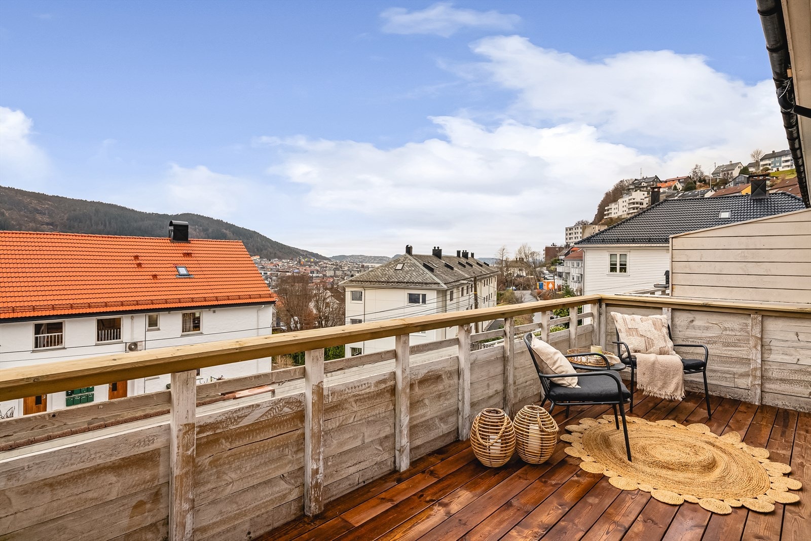 En herlig og solrik balkong på 12 m². Det gjøres oppmerksom på at rekkverket på balkongen vil bli malt til visning/overtakelse. Galleribilde