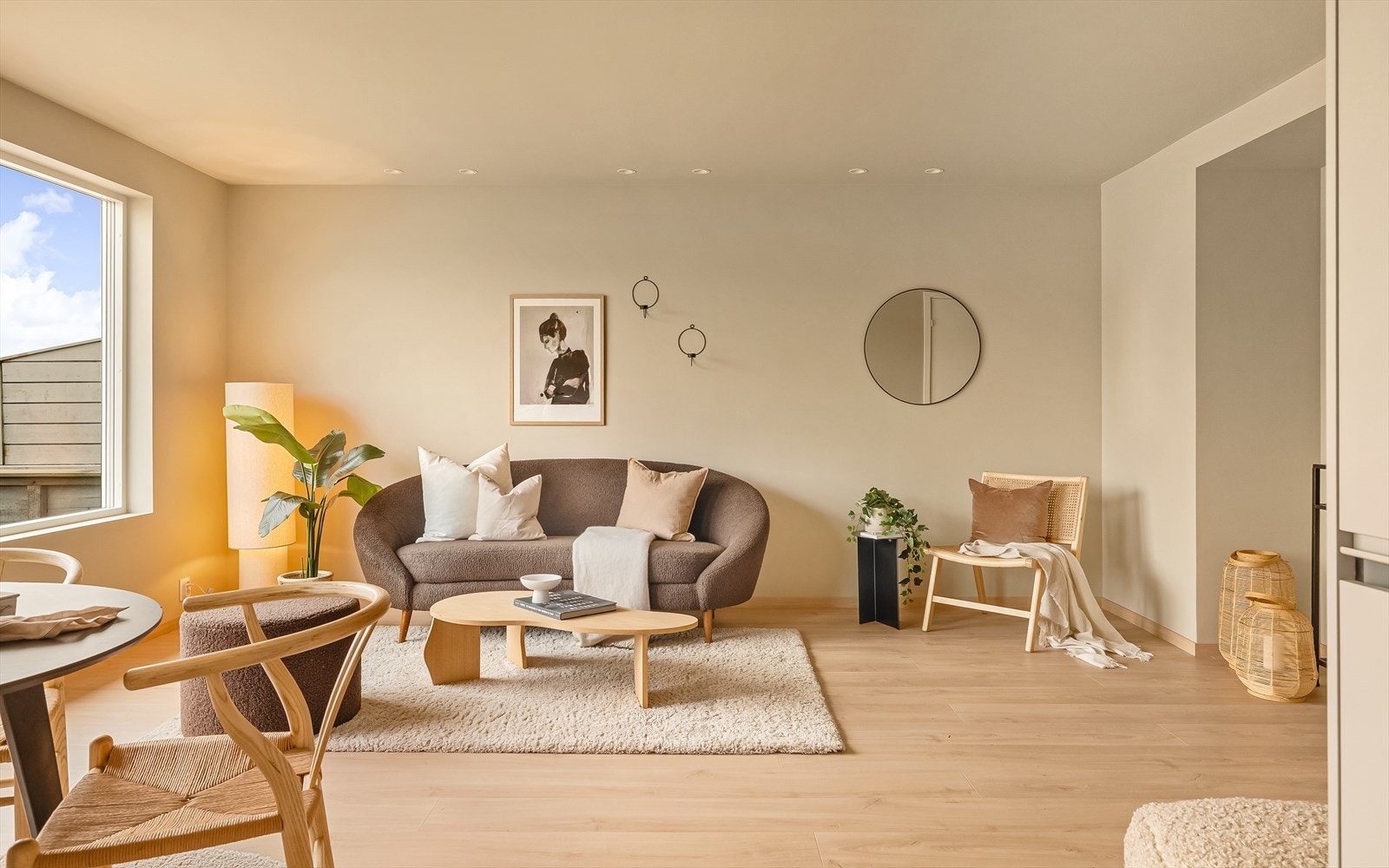 Stuen er romslig med god plass til å møblere etter eget ønske. Galleribilde