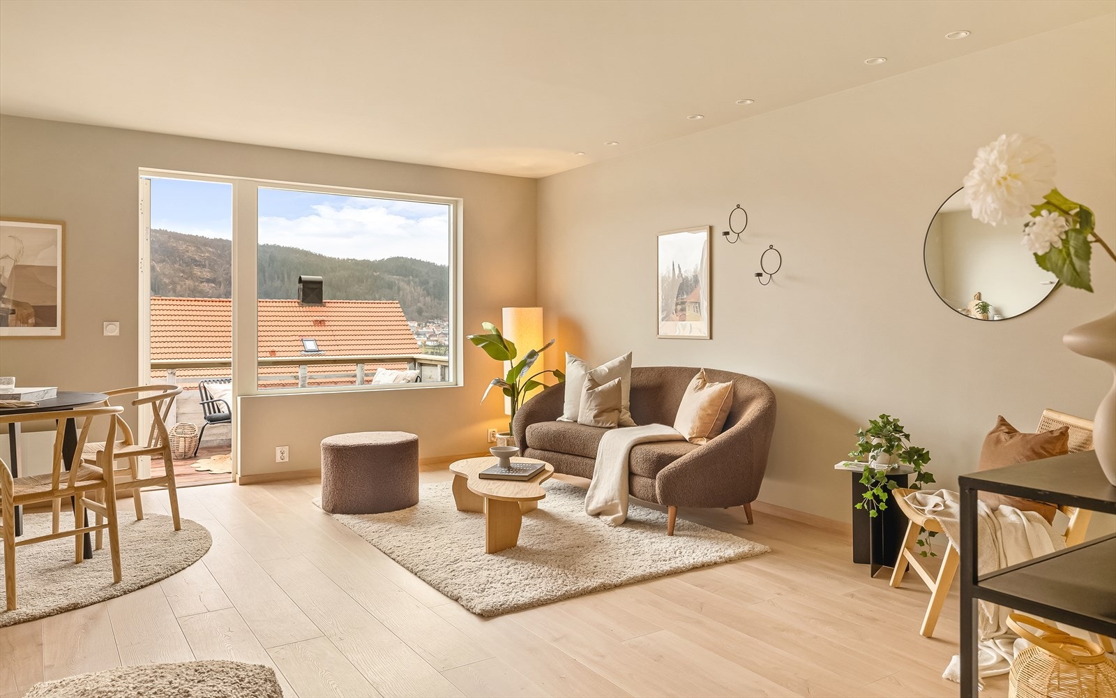 En nydelig stue med store vinduer som sikrer mye naturlig lys inn i stuen. Galleribilde