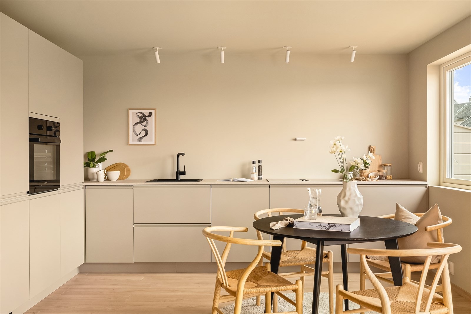 Det er integrert kjøle- og fryseskap, vaskemaskin, stekeovn og platetopp med integrert ventilator. Galleribilde