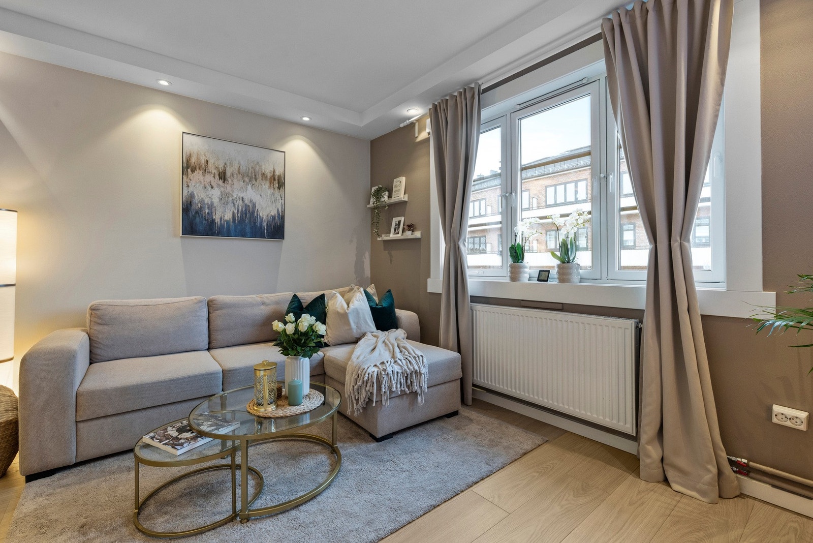 Leiligheten har åpen stue- og kjøkkenløsning. Galleribilde