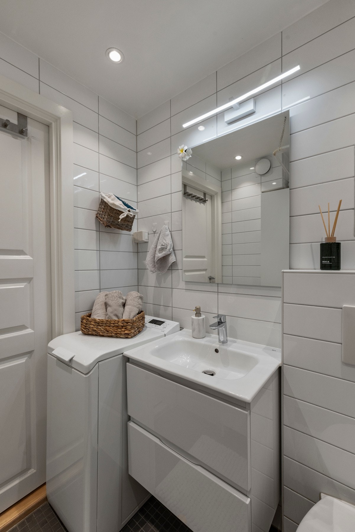 Det er vegghengt toalett og baderomsinnredning med servant og to skuffer. Galleribilde