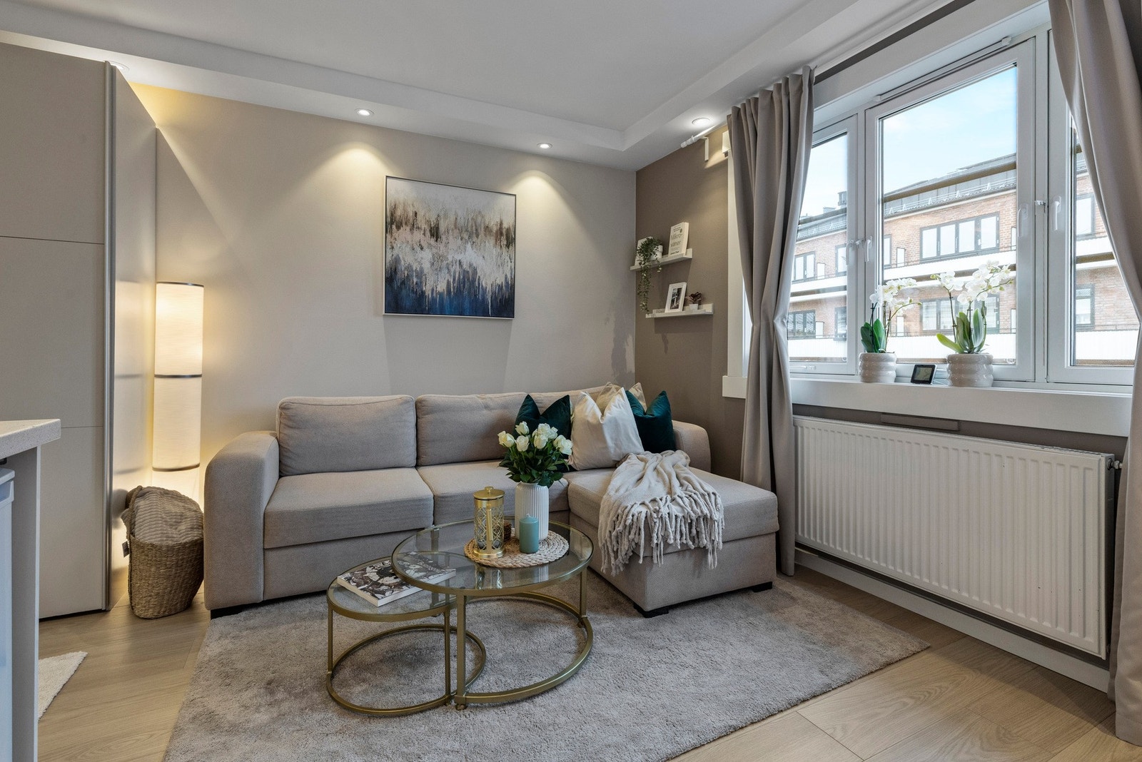 God plass til sofa med tilhørende møblement. Stort vindu som slipper inn rikelig med lys. Galleribilde