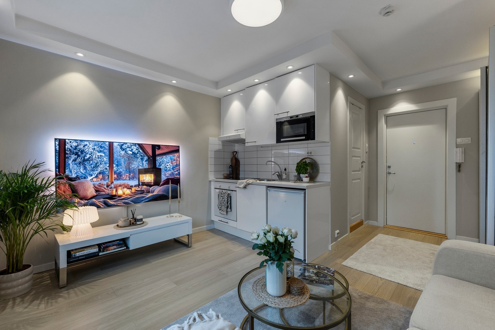 Leiligheten er malt i delikate og tidsriktige fargevalg. Galleribilde