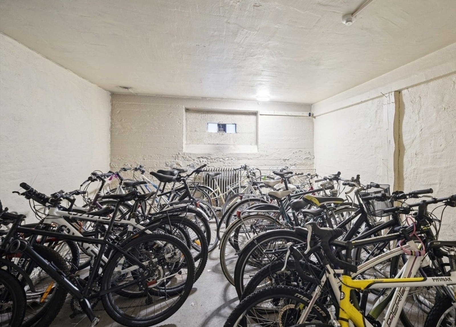 Sykkelparkering i bygget for trygg oppbevaring sykkel Galleribilde